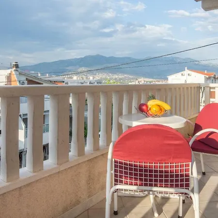 Ena, Free Parking Apartment