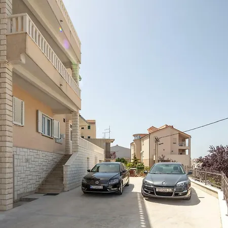 Ena, Free Parking * Split