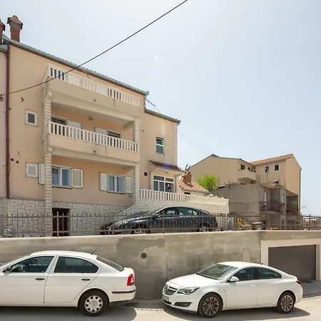 Ena, Free Parking Apartment